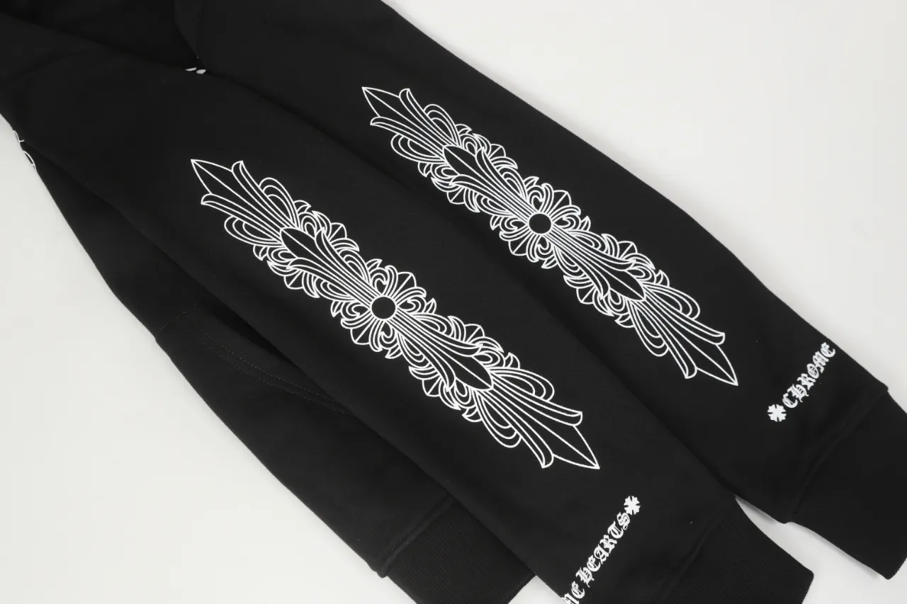 Q7—P230 -Chrome Hearts/Chrome Hearts printed zipper sweatshirt cardigan jacket -420 grams of high-density, high-quality wool, soft, delicate and skin-friendly, soft and silky to the touch, warm and skin-friendly -The hardware and zipper accessories are all customized and full of details -Colour: black -Size: S M L XL